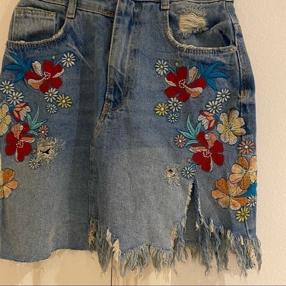 ZARA EMBROIDERED
ASYMMETRIC DENIM SKIRT
SIZE XS - Picture 7 of 8